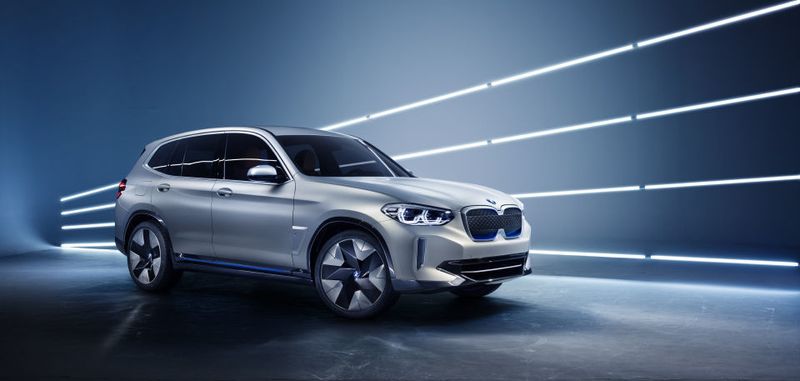 Der BMW Concept iX3: angetrieben von einem 200-kW-E-Motor und dank 70-kWh-Akku mit einer Reichweite von 400 km.