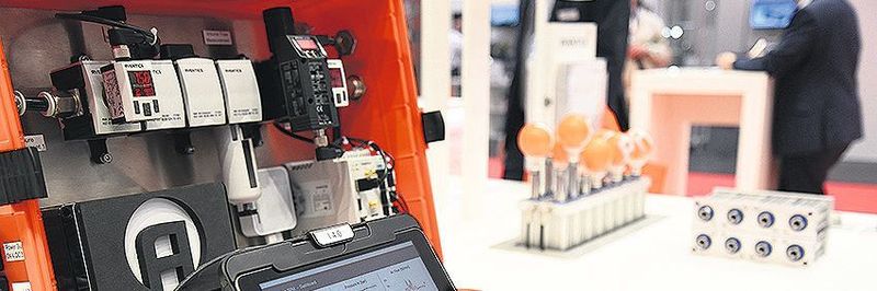 Diagnose aus dem Koffer: eine Wartungseinheit inklusive Smart Pneumatics Monitor visualisiert Betriebszustände – hier den des Pin-Tischs im Hintergrund – und bietet einen Einstieg in Industrie 4.0.