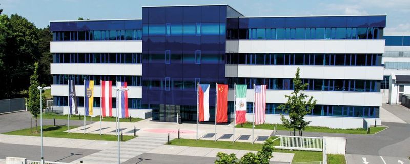 ZKW generiert den Hauptumsatz durch Hauptscheinwerfer für Pkws, Lkws und Motorräder. Daneben gibt es Kleinleuchten und Elektronikteile.