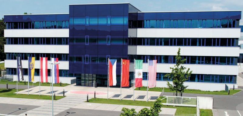 ZKW generiert den Hauptumsatz durch Hauptscheinwerfer für Pkws, Lkws und Motorräder. Daneben gibt es Kleinleuchten und Elektronikteile.