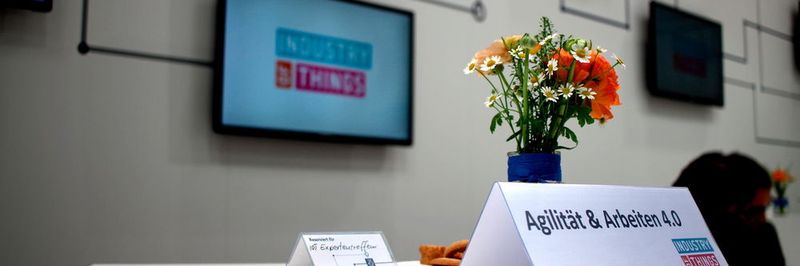 Im Rahmen des Expertentreffens von Industry of Things diskutierten Autoren und Experten in verschiedenen Themencamps u.a. zu den Themen Agilität & Arbeit 4.0, Digitale Geschäftsmodelle, Künstliche Intelligenz, Big Data oder Cybersecurity.