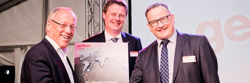 Bielefelds Oberbürgermeister Pit Clausen, Hendrik Alfter, Geschäftsführer Oerlikon Balzers Deutschland, und Marc Desrayaud, Head of Business Unit Oerlikon Balzers Industrial Solutions (von links) haben das Beschichtungszentrum eröffnet.