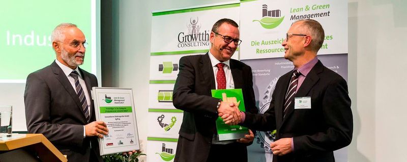 Verleihung des Lean & Green Management Awards 2017: Im Bild überreichen Frank Tempel (li.) und Willi Regh (r.) von Growtth Consulting den Preis an Stefan Dorsch von Convotherm, eines der ausgezeichneten Unternehmen.