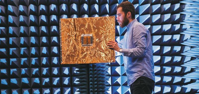 Im Antennenmessraum des KIT wird eine neue "Super-Antenne" überprüft.