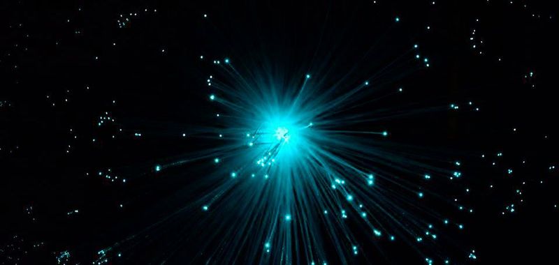 Blitzschnell: Antiferromagnetische Speicher lassen sich mit Lichtimpulsen direkt beschreiben.