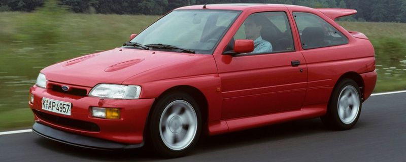 Eine weitere kompakte Dynamik-Ikone von Ford war der RS Cosworth 4x4 aus dem Jahr 1990 auf Basis der vierten Escort-Generation.
