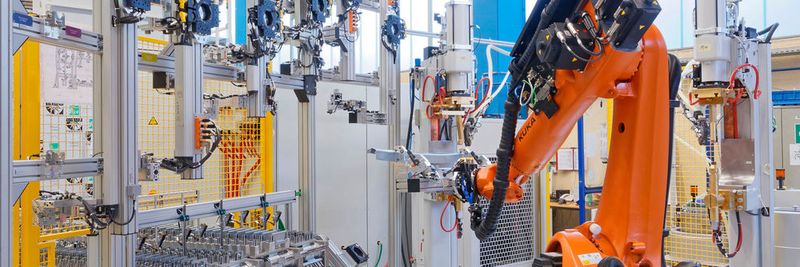 Um viele unterschiedliche Dachprofilstreben zu übernehmen, benötigen die Roboter ein typenspezifisches Greifersystem. Für die Adaption und Ablage der jeweiligen Greifer konstruierte Dalex einen vertikal angeordneten Greiferbahnhof.
