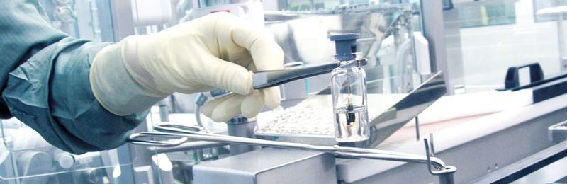 Tempris besteht aus einem inerten Verpackungsmaterial, in dem ein Zentrierstern den Sensor mit Schwingquarz mittig hält, um eine konstante Positionierung zu ermöglichen. Unten befindet sich die Messspitze zur Erzeugung der Daten, die über eine flexible Antenne am oberen Ende versendet werden.