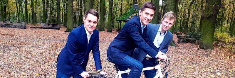 Die Nachwuchsforscher (v.l.) Tony Oehm, Sebastian Durchholz und Tom Hinzmann entwickeln mit Unterstützung des Spezialchemie-Herstellers Kuraray einen besonderen Akku aus Bioabfällen, der für längere E-Bike-Reichweiten sorgt.