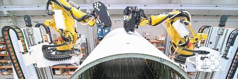 Zwei Industrieroboter, die bei der Montage von Flugzeugrümpfen Arbeitsschritte wie das Bohren und Nieten übernehmen: diese Anwendung von Loxin 2002 wurde mit dem goldenen Vector 2018 ausgezeichnet.