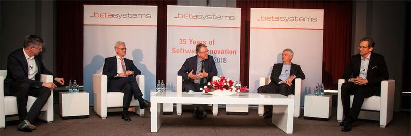 Podiumsdiskussion im Rahmen des Beta Systems Technology Forum 2018 in Berlin (v.l.n.r.): Bernhard Rohleder (Hauptgeschäftsführer Bitkom e.V.), Hubert Ludwig (Geschäftsführer der Datenverarbeitungszentrale Schwerin), Prof. Dr. Christoph Meinel (Institutsdirektor und Geschäftsführer des Hasso-Plattner-Instituts für Digital Engineering), Dirk Wittkopp (IBM Research & Development) und Dr. Andreas Huth (Vorstand von Beta Systems).