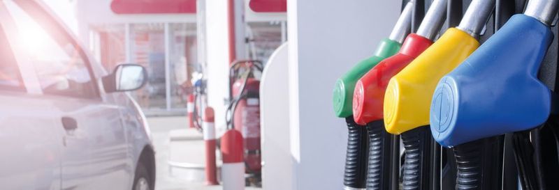 Abb. 1: Auf Zapfsäulen wird hierzulande die sogenannte erforschte (Research) Oktanzahl (ROZ) als Maß für die jeweilige Klopffestigkeit der Kraftstoffes ausgewiesen.