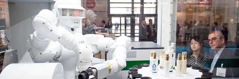 Hybride Roboter, Cobots, Doppelarmroboter sowie neue Vier- und Sechsachskinematiken machen den Weg frei für smarte Produktionskonzepte.