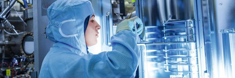 Die Reinigung von Hightech-Laboren erfordert präzises und konzentriertes Arbeiten.
