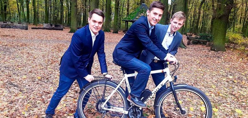Die Nachwuchsforscher (v.l.) Tony Oehm, Sebastian Durchholz und Tom Hinzmann entwickeln mit Unterstützung des Spezialchemie-Herstellers Kuraray einen besonderen Akku aus Bioabfällen, der für längere E-Bike-Reichweiten sorgt.