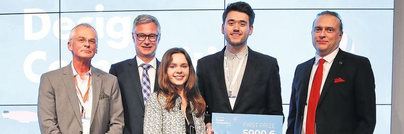 Bei der Preisverleihung (v.l.): Detlef Rahe (Professor der HfK University of the Arts, Bremen), Matthias Fischer (Präsident und CEO, Toyota Material Handling Europe), Hannah Rayner, Matt Putman (beide Loughborough University, UK) und Magnus Oliveira Andersson (Head of Design, Design Center, Toyota Material Handling Europe).