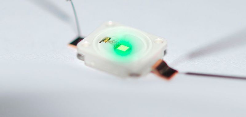 Entwickler bei Osram Opto Semiconductors konnten bei Indium-Gallium-Nitrid (InGaN)-basierten grünen LED die typischen Vorwärtsspannungen um 600 mV senken.