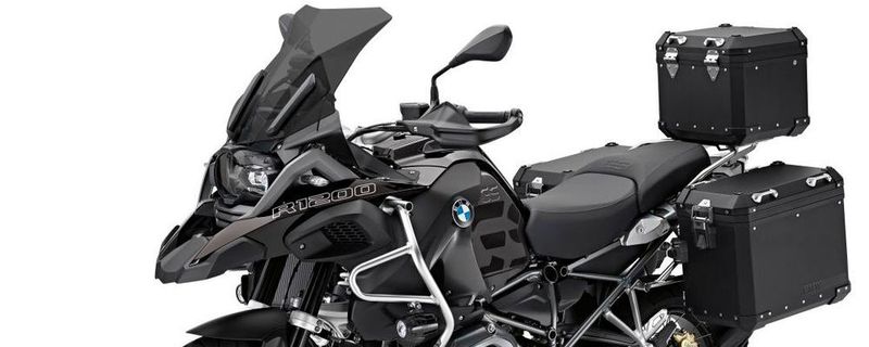 Für die R 1200 GS bietet BMW jetzt auch ein explizit schwarzes Zubehörprogramm an.
