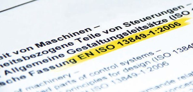 Bild 1: Die Norm EN ISO 13849 ist eine sicherheitsspezifische Norm, welche sich mit Gestaltungsleitsätzen zu sicherheitsbezogenen Teilen von Steuerungen beschäftigt (Teil 1 definiert allgemeine Gestaltungsleitsätze, Teil 2 beschreibt die Validierung).