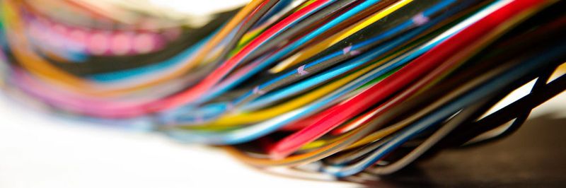 Die Elektrik/Elektronik im Automobil hat mittlerweile eine hohe Komplexitiät erreicht. Mithilfe von Sensorik in der Herstellung lassen sich Einbußen bei Leistung, Qualität oder Verfügbarkeit vermeiden.