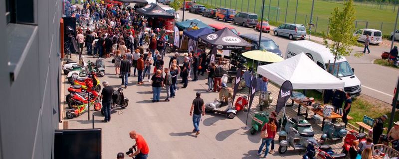 Insgesamt feierten mehr als 2.000 Besucher den Start der Rollersaison.