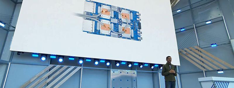 Das TPU-Motherboard zeigt eine direkte Flüssigkühlung: Vier Chips auf jeder Karte und Kühlmittel, das über jeden ASIC läuft und Hitze an die Kupferkühlplatten abgibt.