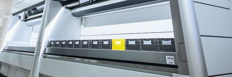 Im Vergleich zu statischen Lagerlösungen benötigt der „Logimat“ bis zu 90 % weniger Platz und ermöglicht eine füllgradoptimierte Lagerung auf Tablaren.