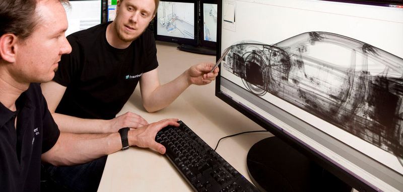 Computertomographie im Großformat: Erstmals sind Objekte mit einem Durchmesser von 3,20 Meter und fünf Meter Höhe mit Röntgenstrahlen erfassbar.