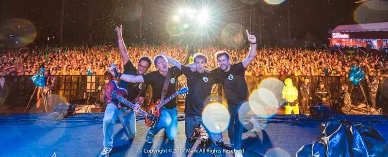 Begeisterte Menschenmassen rocken im Regen – The Ignition ist in China ein angesagter Act.