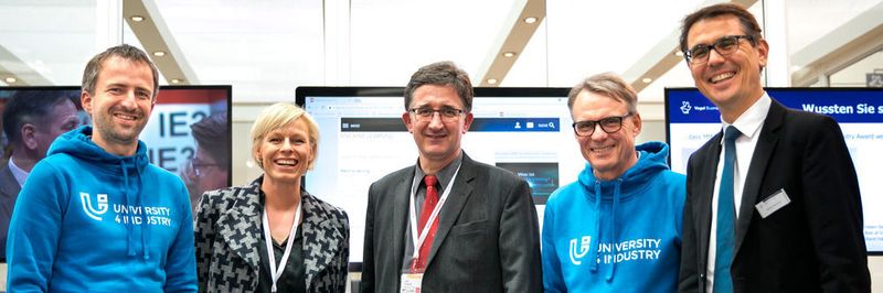 Neue Kooperation MM Maschinenmarkt und U4I. V. l.: Jan Veira (Geschäftsführer University4Industry), Victoria Sonnenberg (Redakteurin MM MaschinenMarkt), Udo Schnell (Chefredakteur MM MaschinenMarkt), Dr. Wolfgang Huhn (Geschäftsführer University4Industry), Oliver Barthel (Group Publisher MM MaschinenMarkt).