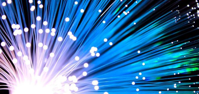 Lichtspiel: Alte Kupferleitungen auf der letzten Meile stehen dem Gigabit-Internet im Weg. Jeden Kunden per Glasfaser zu versorgen, ist jedoch sehr teuer.