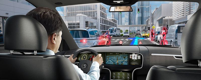 Basierend auf der Technologie des holografischen Wellenleiter erlaubt das neue Head-up-Display eine größere Projektionsfläche bei gleichzeitiger Reduktion des Einbauvolumens.