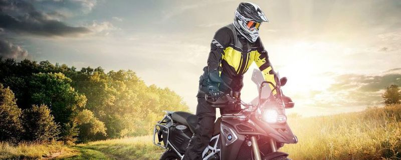 Wenn es regnet, hält die Gore-Tex Membran den Fahrer warm und trocken.