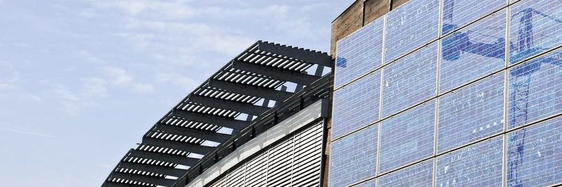 Bei der Photovoltaik hat es in den vergangenen Jahren einen erheblichen Preisverfall gegeben. Allerdings sind in der EEG-Umlage noch hohe Förderungen der Technik enthalten.