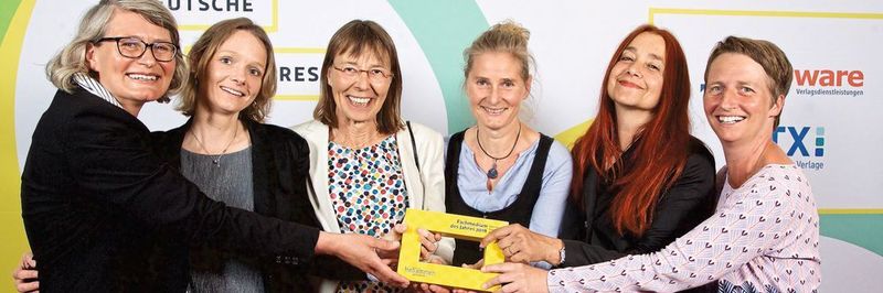 Fast das gesamte Redaktionsteam der DHZ um Verlegerin Britta Zickfeldt (r.) waren ins Ellington Hotel nach Berlin gereist, um den Award entgegenzunehmen. Anschließend wurde im Sommergarten des Hotels gefeiert.