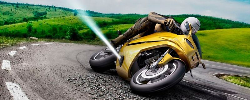 Liegt Rollsplit in Kurven, kann dies für Motorradfahrer gefährlich werden. Droht das Bike wegzurutschen, kann ein Gasstoß das Motorrad stabilisieren.