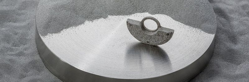 So unscheinbar er aussieht, so wichtig ist der Werkstoff. Denn seine Eigenschaften bestimmen die Qualität des additiv gefertigten Bauteils mit.