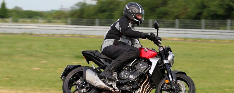 mid Erlensee - Ein agiles Naked Bike im klassisch-modernen Stilmix hat Honda mit der neuen CB 1000 R auf die Straße gebracht.