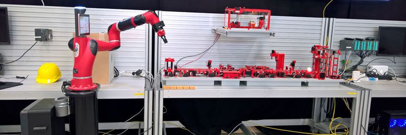 Das Herzstück des Demo-Areals im IIoC von Avanade in Garching: eine komplett digitalisierte Produktionsstraße mit einem Roboter von Rethink Robotics, der ohne Käfig zusammen mit menschlichen Mitarbeitern eingesetzt werden kann („Cobot“).