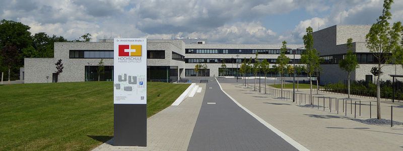 Nach Wikipedia-Angaben hatte im Mai 2007 der damalige NRW-Ministerpräsident Jürgen Rüttgers eine Initiative angekündigt, um dem gestiegenen Fachkräftemangel insbesondere in den ingenieurwissenschaftlichen Fächern entgegenzutreten. Um insgesamt drei neue Fachhochschulen bewarben sich 22 Städte, Regionen und bestehende Fachhochschulen. Die Städte Hamm und Lippstadt reichten eine gemeinsame Bewerbung ein. Am 21. September 2009 wurde der Studienbetrieb an den beiden Standorten aufgenommen.