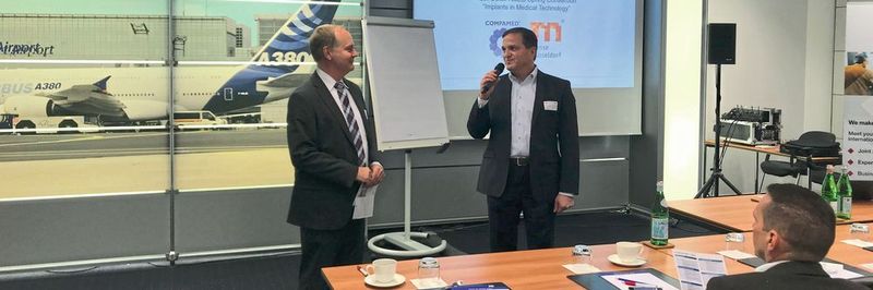 Traditionell wird das Compamed-Frühjahrsforum am Flughafen Frankfurt durch Dr. Thomas Dietrich (l.), IVAM, und Christian Bigge, Messe Düsseldorf, als Veranstalter und Gastgeber eröffnet.
