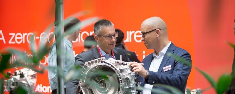 Stephan Weng (rechts) von Magna Powertrain erläutert auf dem Drivetrain Forum die Vorteile künftiger Antriebstechnologien.