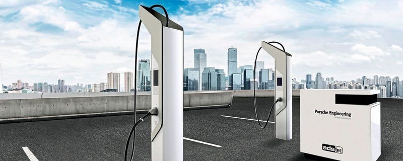 Im Jahr 2030 könnten bereits acht Millionen Elektro- und Hybridfahrzeuge auf deutschen Straßen unterwegs sein. Dafür braucht es eine engmaschige Ladeinfrastruktur. Im Bild: 320 kW-Schnellladetechnik mit Speicherbatterie für Niederspannungsnetze von ADS-Tec.