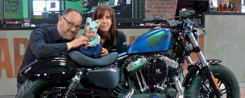 Gereon ist erst 0,2 Jahre alt und darf bereits auf seiner eigenen Harley Platz nehmen.