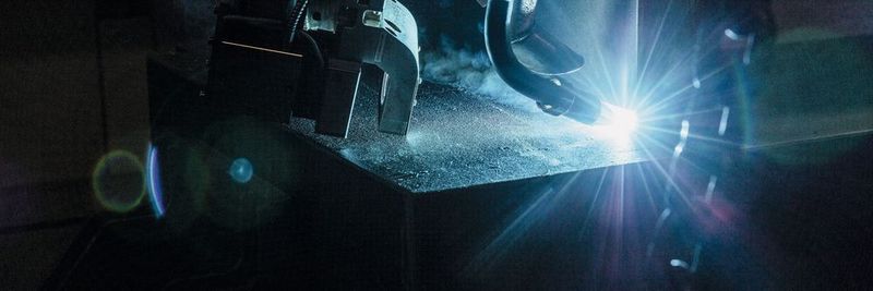 Der Laserstrahl erhitzt die Oberfläche des Bauteils und erzeugt einen tiefen, schmalen Einbrand. Der Lichtbogen bildet dann ein breites Schmelzbad für hervorragende Spaltüberbrückbarkeit aus.