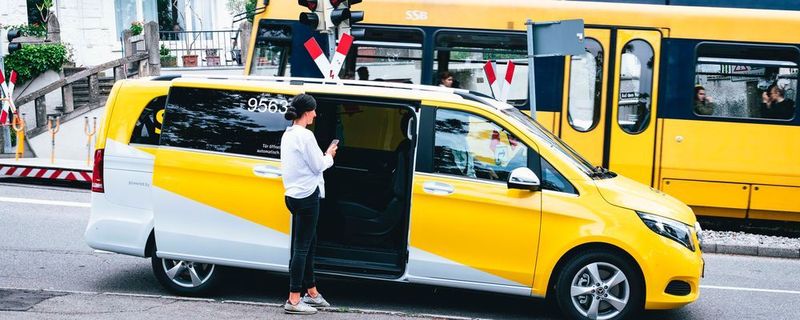 Nutzer von SSB Flex können die Fahrten per App buchen. Ein Algorithmus bündelt Anfragen und ermittelt die optimale Route, um mehrere Fahrgäste zu unterschiedlichen Zielen zu befördern.