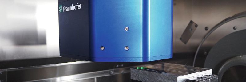 Bild 1: Der optische Sensor Holo-Cut erfasst die Topografie von Bau-
teiloberflächen mikrometergenau direkt in der Werkzeugmaschine – flächig, zuverlässig und schnell.