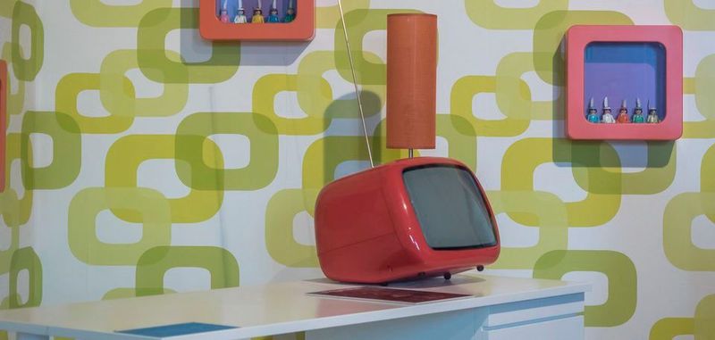 Wohnzimmerkult der 70er – natürlich mit Röhrenfernseher.