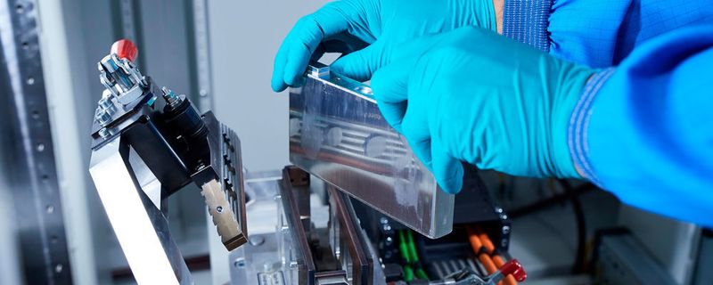 In Lithium-Ionen-Batterien steckt noch viel Potenzial, entsprechend vielfältig sind die technischen Ansätze. Im Bild die Produktion von Batteriezell-Prototypen bei BMW.