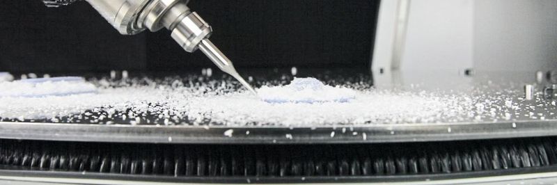 Bei Klement fräst ein Denso-Roboter Kunststoffteile für die moderne Medizintechnik.